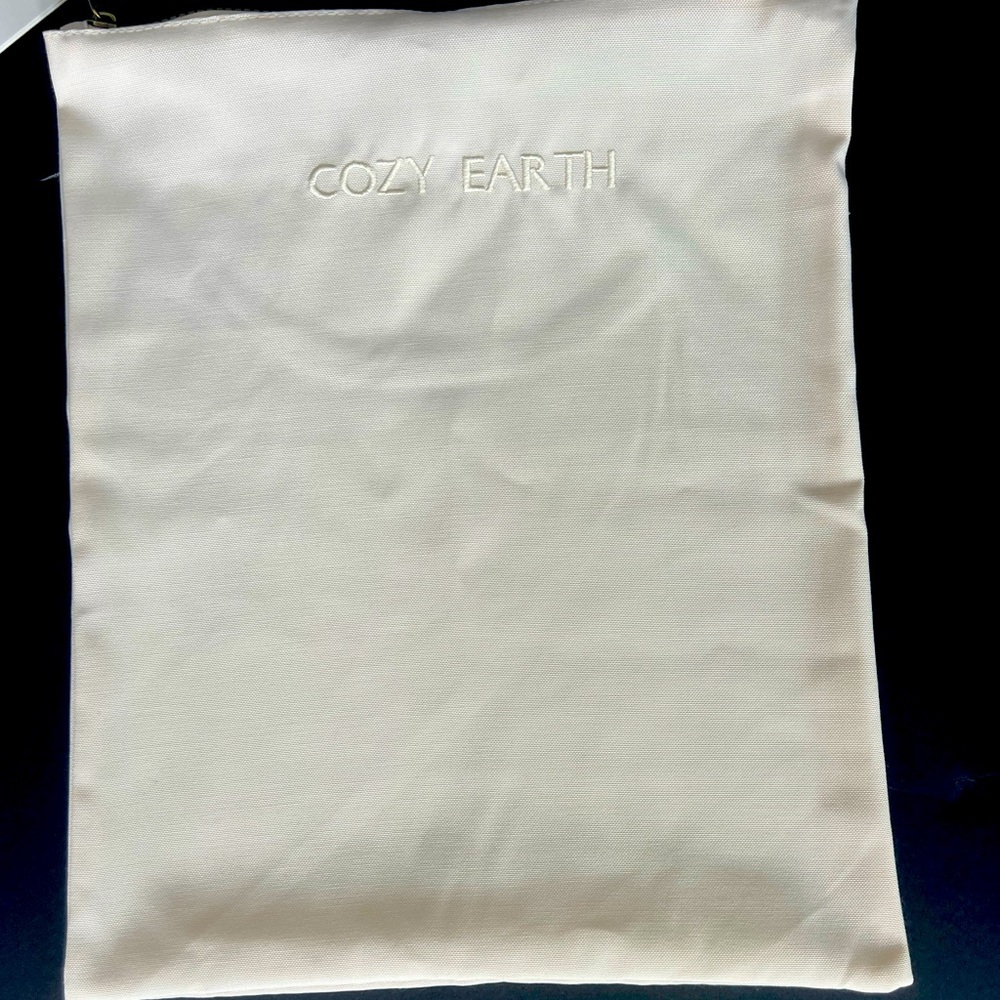 Cozy Earth re-useable storage bag. Perfect for storing clothes or purses.